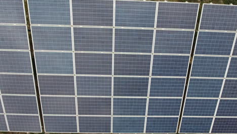 Vista-Vertical-Sobrevolando-Módulos-Fotovoltaicos-En-Un-Parque-Solar.-Francia